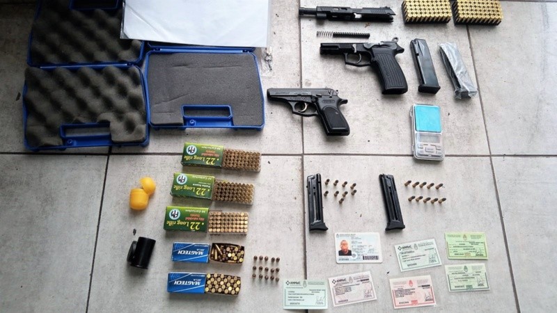 Pistolas y municiones, entre otros elementos incautados por la Policía en la vivienda.