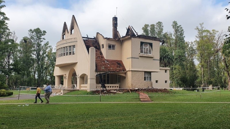 Postal del día después del incendio en el club house. 