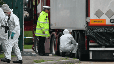 Agentes forenses de la policía británica tras al macabro hallazgo en octubre de 2019.