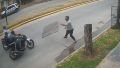 Video: cerraba su negocio, vio a dos motochorros que escapaban y los derribó de un rejazo