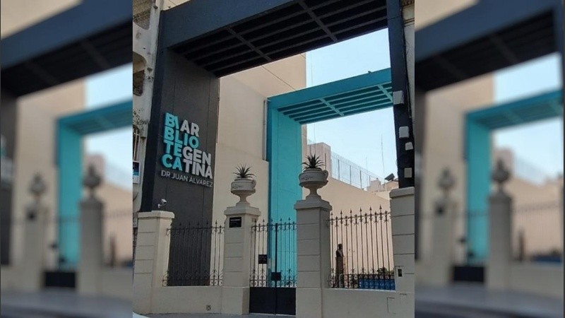 Fachada del ingreso a la Biblioteca Argentina por el pasaje Juan Álvarez.