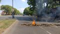 Cinco días sin agua ni luz: vecinos cortaron avenida Belgrano y hubo tensión con algunos conductores