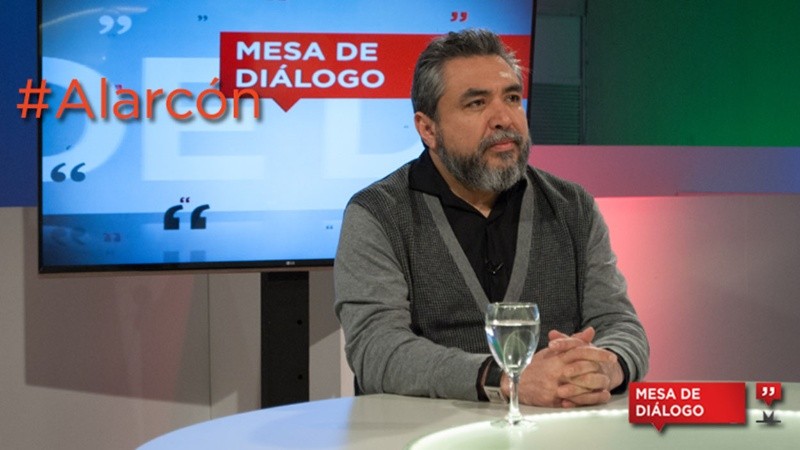 Cristian Alarcón pasó por Mesa de Diálogo y habló de periodismo en El Tres.