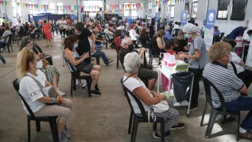 Avanza el refuerzo de la vacunación con prioridad a mayores y comorbilidades.