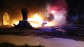 Noche en llamas: prendieron fuego cuatro autos en un taller mecánico