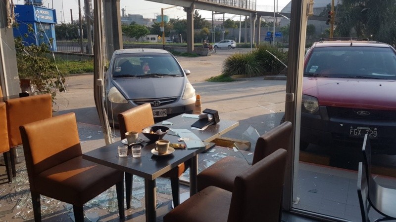  Las partículas esparcidas por el interior alcanzaron a una clienta que estaba consumiendo dentro del comercio.