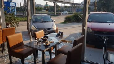 Las partículas esparcidas por el interior alcanzaron a una clienta que estaba consumiendo dentro del comercio.