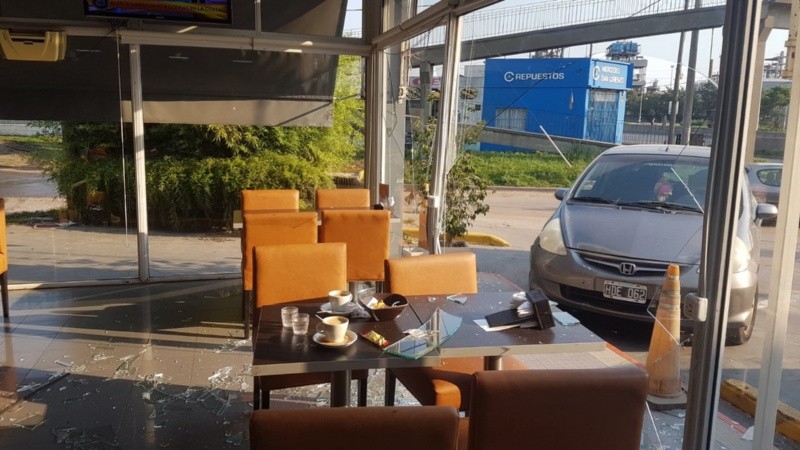  Las partículas esparcidas por el interior alcanzaron a una clienta que estaba consumiendo dentro del comercio.
