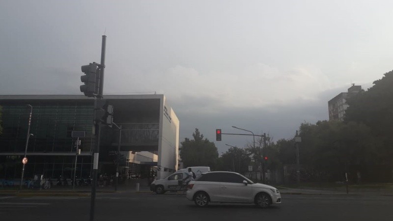 Desde el sur. Las nubes que avanzaban atrás del Heca sobre Pellegrini.