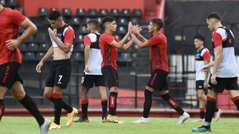 Los leprosos celebran el primer triunfo en el amistoso ante Patronato.