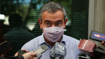 Los síntomas que lo llevaron a sospechar que se encontraba contagiado fueron tos seca y rinitis. 