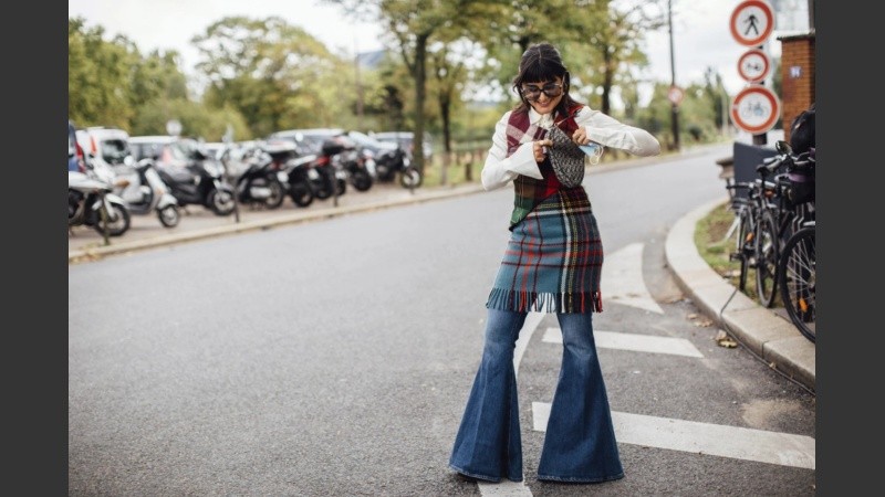 Los pantalones acampanados vuelven a mostrar su costado más versátil