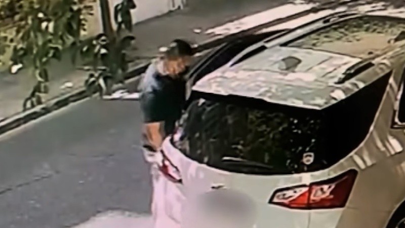 Un ladrón en acción, captado por una cámara de seguridad.