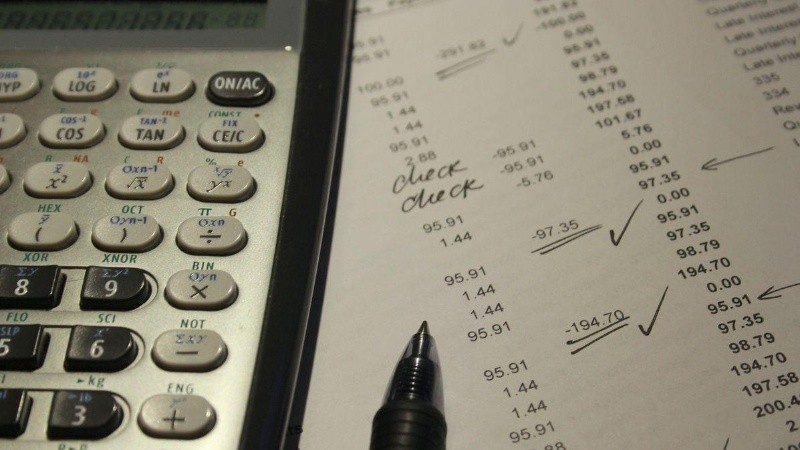 El contador Mario Aníbal Sandrigo, del estudio Correa y Asociados, y la auditora KPMG envueltas en un escándalo .