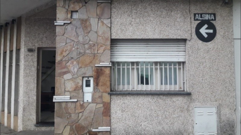 La oficina está en la esquina de Alsina y Pellegrini.