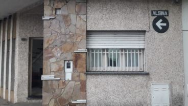 La oficina está en la esquina de Alsina y Pellegrini.