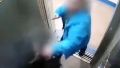 Video: una chica de 15 años fue víctima de acoso en un ascensor y su padre golpeó al abusador