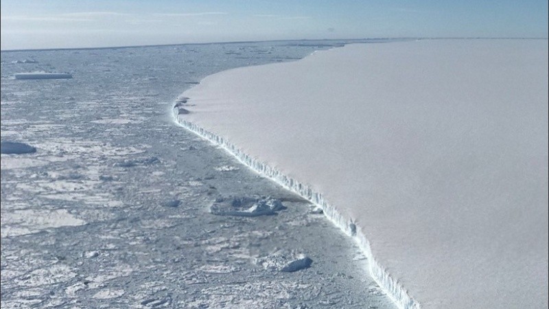 El proceso natural de pérdida de hielo polar se ve acelerado por el calentamiento global.