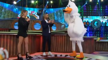 Dani La Chepi y el Pollo Álvarez recibieron a la oca, la mascota del programa.