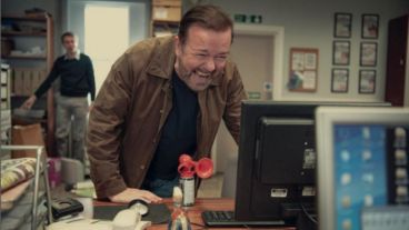 Ricky Gervais en una escena de la serie "After Life" que escribió y produjo.