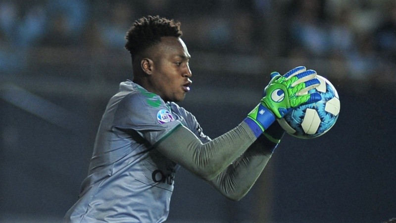 El portero tiene 25 años y mide 1,85 metro.