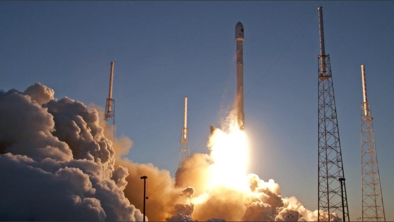 El cohete Falcon 9 de SpaceX despegó desde Cabo Cañaveral en febrero de 2015.