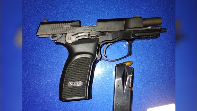 Baleó a un hombre que orinaba sobre un contenedor de residuos