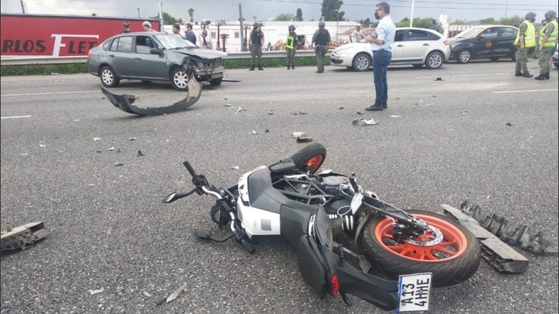 El motociclista resultó herido, pero no de gravedad. 