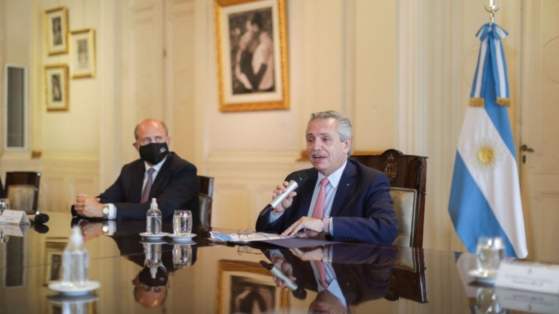 Perotti junto al presidente luego de la firma de la inversión para conectividad en Santa Fe