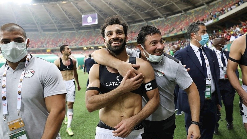 Salah sonríe. Marcó el último penal y clasificó a su equipo.