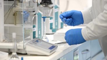 El año pasado, un primer ensayo, en el que no se utilizó el ARN mensajero, sino que probó el primer inmunógeno, demostró que se obtuvo la respuesta inmunitaria deseada en varias docenas de participantes.