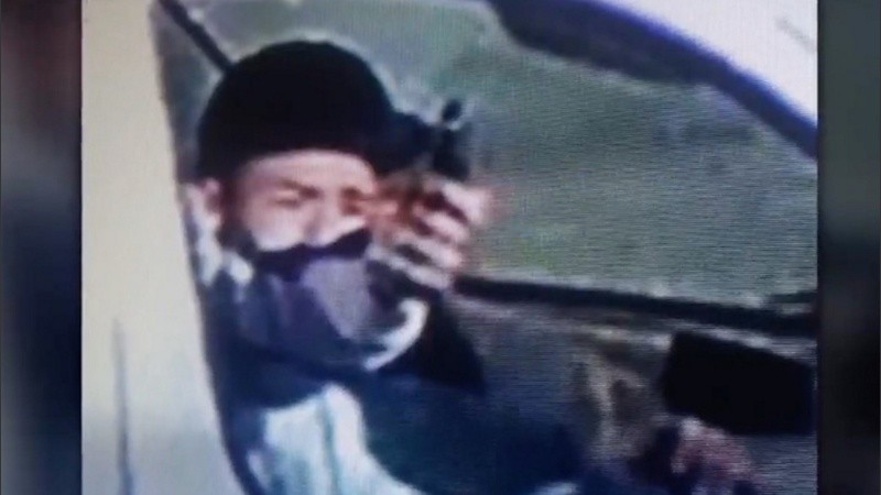 Una captura de video de la primera balacera efectuada por los delincuentes.