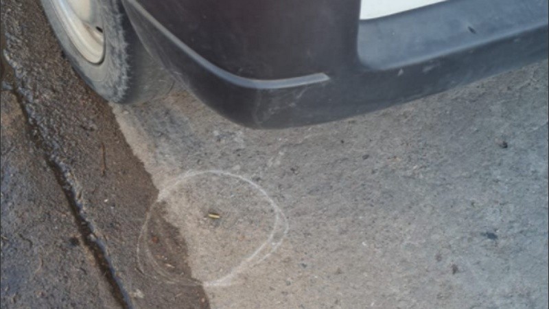 Las vainas servidas esparcidas en la vereda.