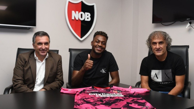 Mauricio Arboleda posó con el presidente leproso, Ignacio Astore, y el manager, Julio Saldaña.