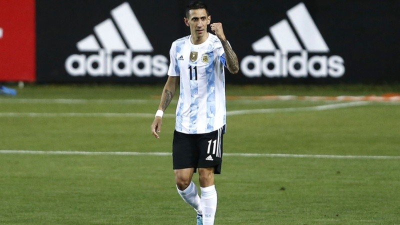 Ángel Di María abrió el partido en el desierto de Calama.
