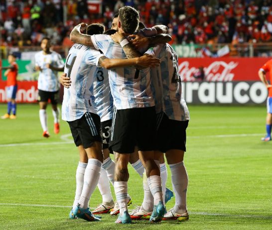 Argentina sigue de racha: derrotó 2 a 1 a Chile en Calama y estiró el invicto de la era Scaloni