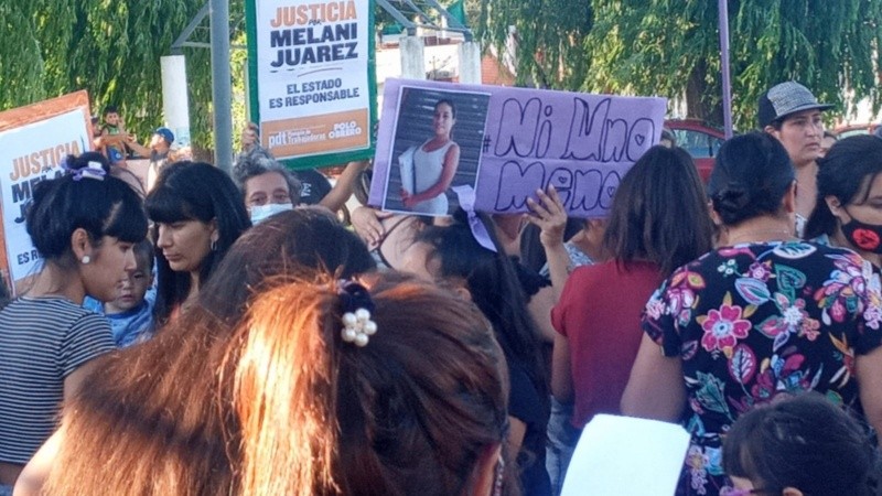Familiares, amigos y organizaciones de mujeres en la marcha de este viernes.