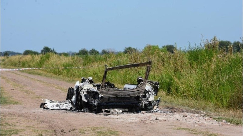 El auto fue encontrado en un camino rural de Ibarlucea.
