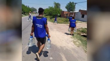 La entrega de bidones a domicilio.