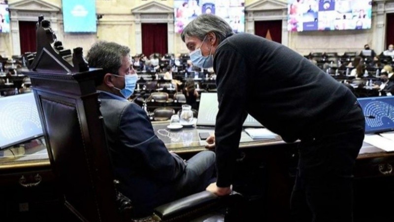 El diputado nacional Máximo Kirchner hablando con el presidente de la Cámara baja, Sergio Massa.