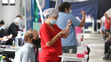 Para Cámera, hay que avanzar con las terceras dosis para lograr una buena protección contra el virus.