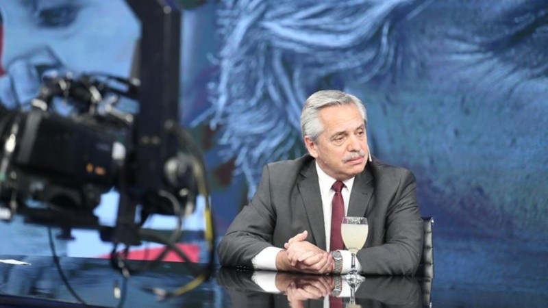 El presidente en el estudio de TV este lunes.