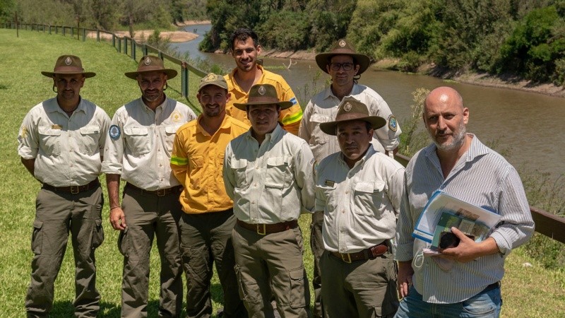 Los guardaparques estuvieron presentes en el acto: son quienes combate el fuego.