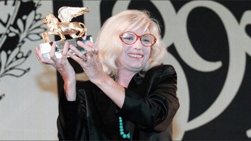 La actriz italiana Mónica Vitti recibió el León de Oro a la Trayectoria en el Festival de Cine de Venecia en 1995.