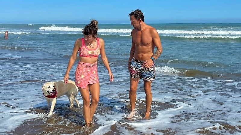 Gimena con su perra y Nico Vázquez durante un habitual paseo playero.