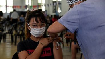 El grupo de baja prioridad incluye niños y adolescentes sanos de seis meses a 17 años.