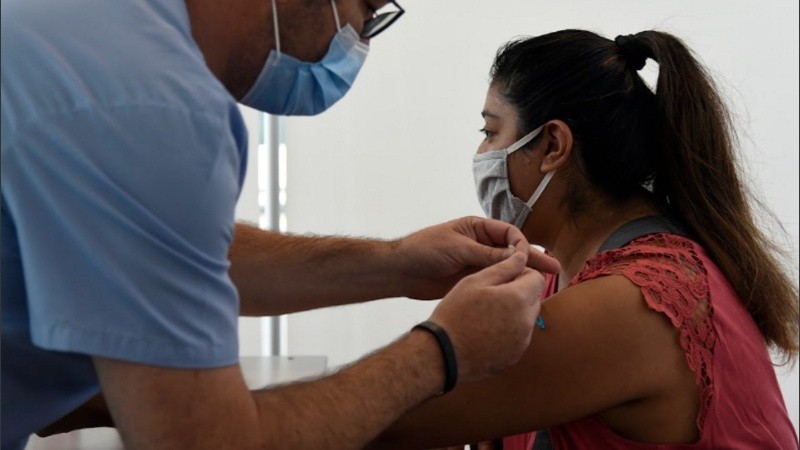 Desde el lunes, toda la provincia de Santa Fe estará vacunando con dosis de refuerzos a menores de 12 a 17 años.