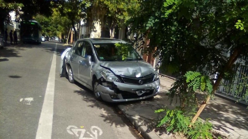 Así quedó uno de los autos chocados por el colectivo