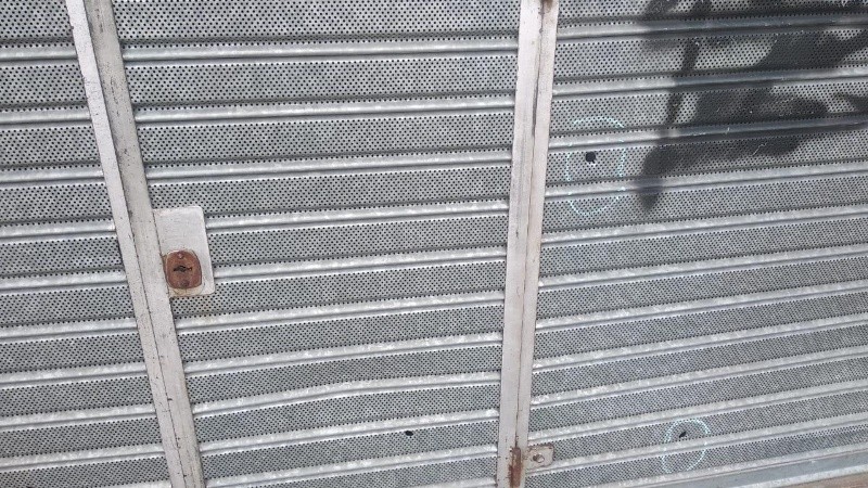 Los impactos en la persiana de la carnicería