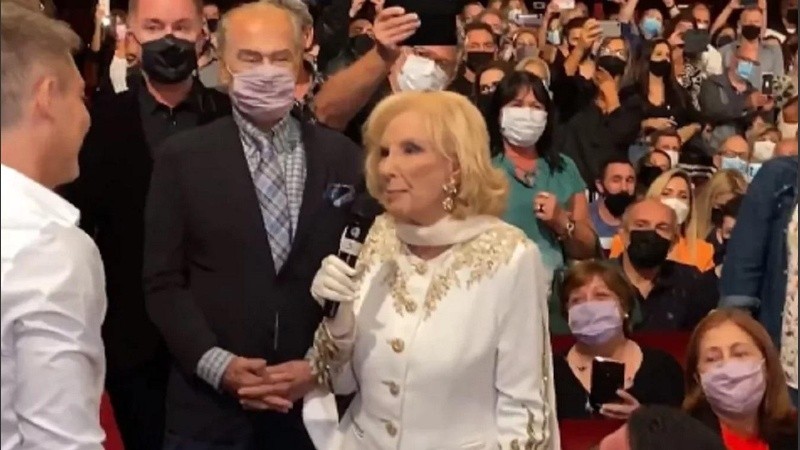 Adrián Suar saluda a Mirtha Legrand tras la función.